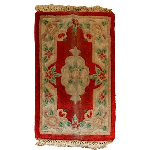 Sub.:36 - Lote: 274 -  Peque�a alfombra china de lateral de cama de corte neocl�sico con motivo floral sobre fondo rojo en un cartucho central y motivo de borde de flores.
