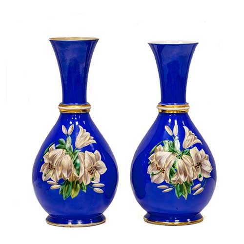 Sub.:36 - Lote: 180 -  Pareja de jarrones en porcelana azul con decoraci�n de azucenas blancas, uno de ellos restaurado en el cuello.
