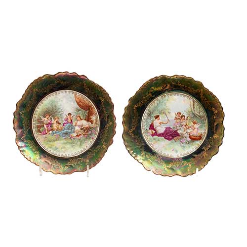 Sub.:36 - Lote: 293 -  Pareja de platos en porcelana con escenas rom�nticas centrales.