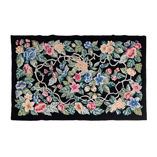 Sub.:36 - Lote: 234 -  Alfombra en punto de cruz con flores sobre fondo negro.