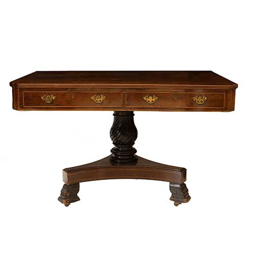 Sub.:36 - Lote: 326 -  Mesa inglesa de biblioteca en caoba y limoncillo con dos cajones en cintura y tres simulados apoya sobre pie central de talla helicoidal con base triangular rematada con pies de garra