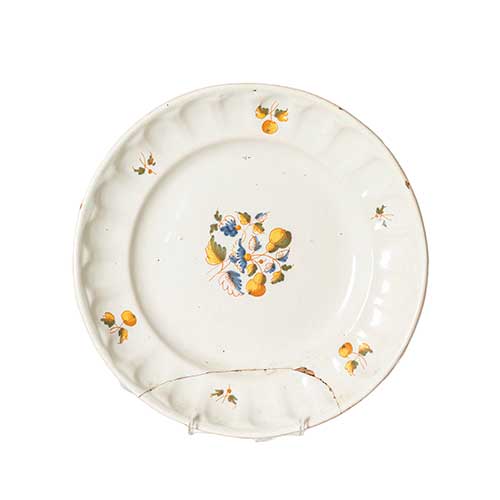 Sub.:36 - Lote: 337 -  Plato cer�mica de Alcora del S. XVIII con rotura.