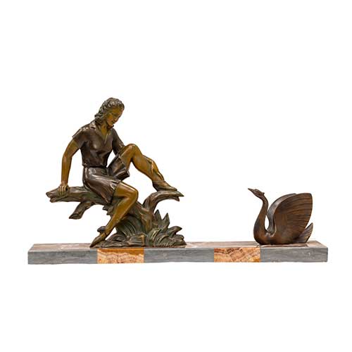 Sub.:36 - Lote: 304 -  Escultura Dec� en calamina patinada sobre base de m�rmol hacia 1920.