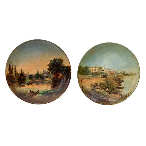 Sub.:36 - Lote: 310 -  Pareja de platos en cer�mica con paisajes pintados, firmados y uno con marca incisa, S.XIX.