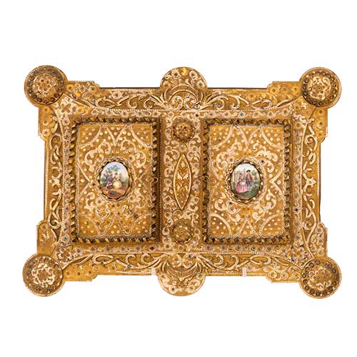 Sub.:36 - Lote: 166 -  Marco para fotos doble de colgar con puertas realizado en bronce policromado y porcelana.