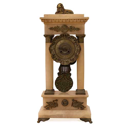 Sub.:36 - Lote: 240 -  Reloj en alabastro y bronce con numeraci�n romana