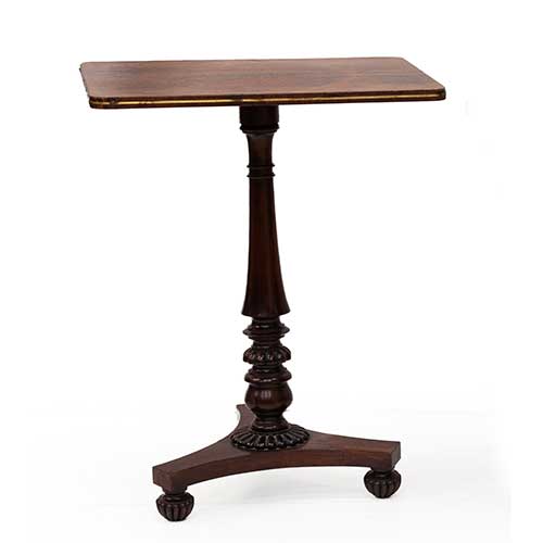 Sub.:36 - Lote: 177 -  Mesa inglesa en palosanto y lat�n de pie central tallado que reposa sobre base triangular rematada por bolas o cebollas. �poca William IV.