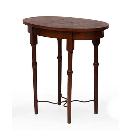 Sub.:36 - Lote: 262 -  Mesa ovalada en caoba y palo rosa con filo de limoncillo