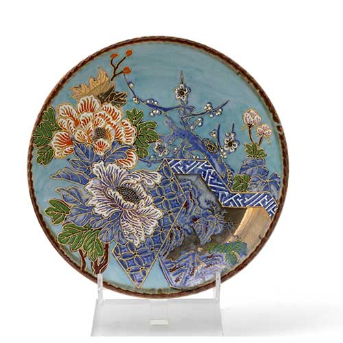 Sub.:36 - Lote: 212 -  Plato en porcelana china pintada y con relieve