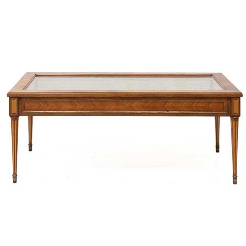 Sub.:36 - Lote: 303 -  Mesa vitrina estilo Lu�s XVI de pies fusel�s con sabots de bronce y falsas acanaladuras. Chapeado en palo de rosa en espina de pez