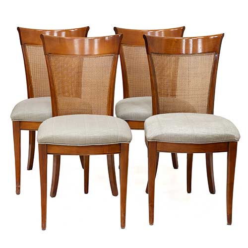 Sub.:36 - Lote: 238 -  Mesa de comedor redonda en madera de cerezo con alargue y cuatro sillas con respaldo de rejilla en madera de cerezo de Roche Bobois, una con rotura.