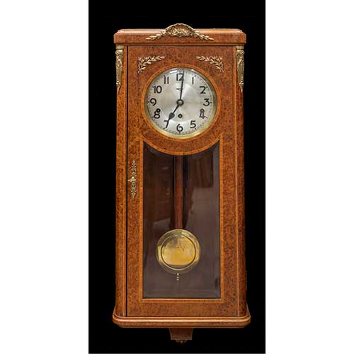 Sub.:36 - Lote: 199 -  Reloj de pared con caja de madera de ra�z , limoncillo y aplicaciones de bronce