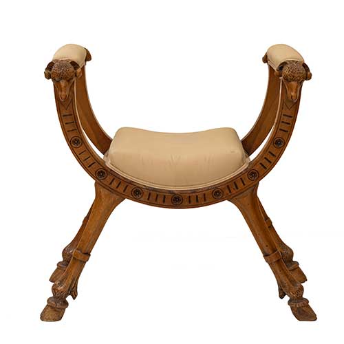 Sub.:36 - Lote: 261 -  Jamuga en madera natural tallada con cabezas y patas de carnero, Francia S. XIX