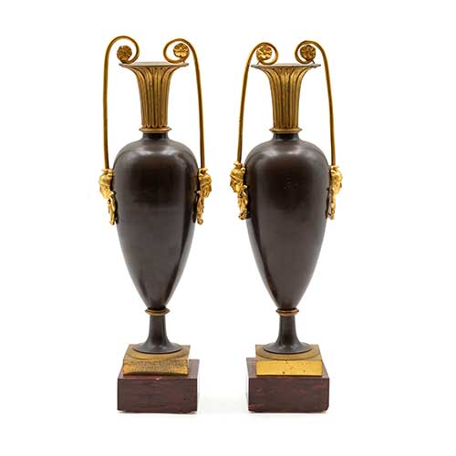Sub.:36 - Lote: 222 -  Pareja de �nforas en bronce dorado y patinado