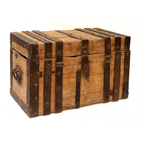 Sub.:36 - Lote: 268 -  Caja de caudales en madera reforzada con armaz�n de hierros