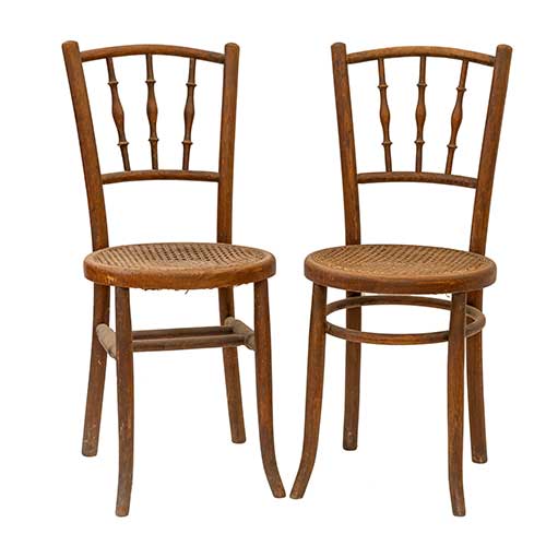Sub.:36 - Lote: 279 -  Pareja de sillas thonet respaldo cuadrado con palillos torneados y asiento de rejilla