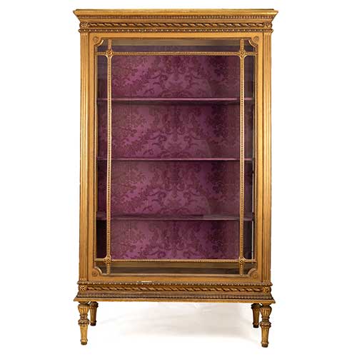 Sub.:36 - Lote: 186 -  Vitrina dorada de estilo luis XVI con puertas laterales. Alfonsina