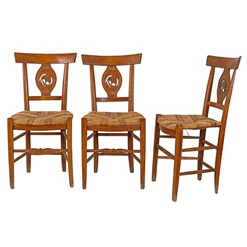 Sub.:36 - Lote: 309 -  Tres sillas con respaldo tallado con clavel