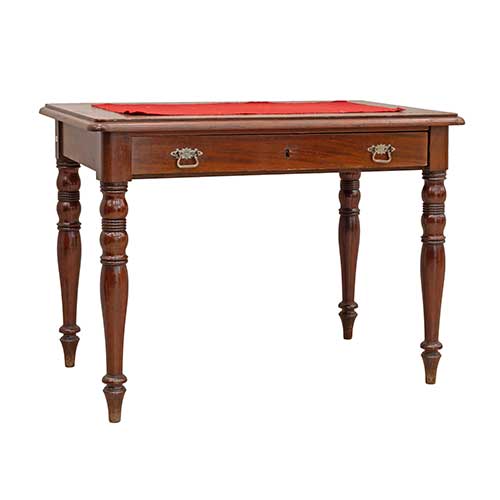 Sub.:36 - Lote: 308 -  Mesa en caoba con patas torneadas fieltro rojo S. XIX
