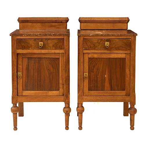 Sub.:36 - Lote: 339 -  Pareja de mesillas en madera de nogal con puerta y caj�n tapa en m�rmol rojo
