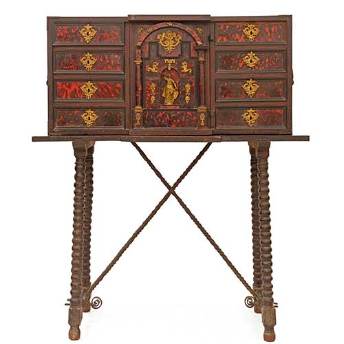 Sub.:36 - Lote: 301 -  Bargue�o de carey con mesa y aplicaciones en bronce dorado, bocallaves y ornamentos de buena calidad de dise�o y trabajo de cincelado s.XVII- XVIII