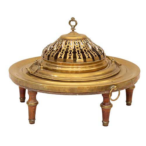 Sub.:36 - Lote: 319 -  Brasero de copa con tarima forrada de lat�n y patas de madera torneadas s. XIX