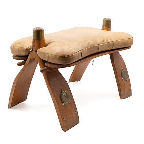 Sub.:36 - Lote: 318 -  Silla de camello en madera y cuero