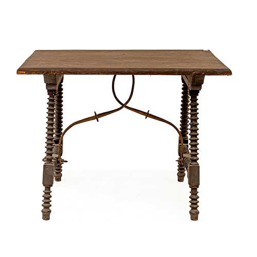Sub.:36 - Lote: 300 -  Mesa en madera de pino con patas de lenteja y fiadores de hierro.