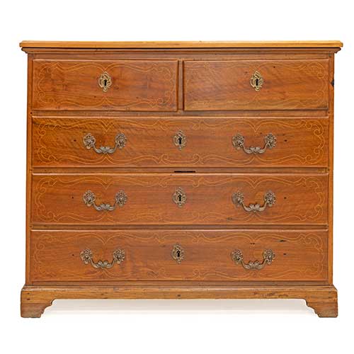 Sub.:36 - Lote: 214 -  C�moda catalana del siglo XVIII de tres cajones enteros y dos medios con tapa de madera y taracea de boj en el frente y los costados. Tiene llaves.