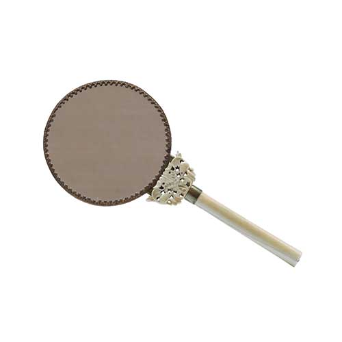 Sub.:36 - Lote: 191 -  Espejo de tocador en bronce y mango tallado