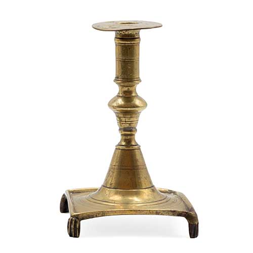 Sub.:36 - Lote: 168 -  Candelero en bronce de cuatro pies s. XVIII