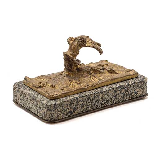 Sub.:36 - Lote: 141 -  Pisapapeles en bronce representando una planta de grosella