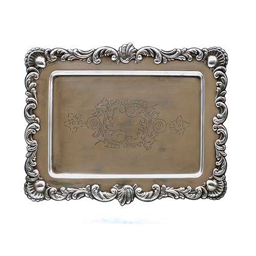 Sub.:36 - Lote: 299 -  Bandeja en plata con veneras en las esquinas. Peso 265 gr.