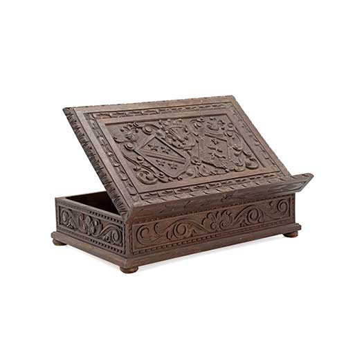 Sub.:36 - Lote: 298 -  Atril de madera tallado con escudos her�ldicos