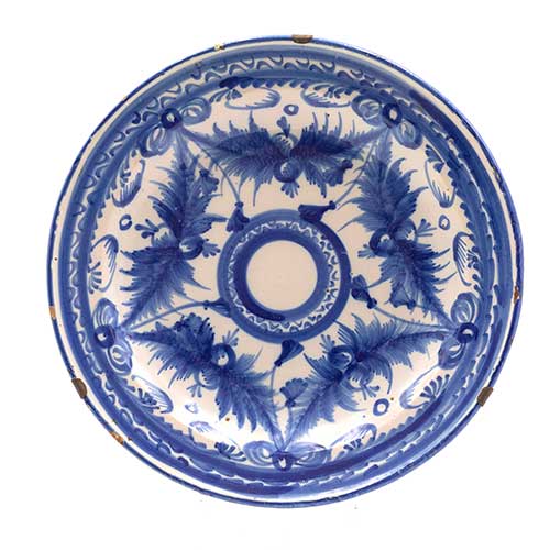 Sub.:36 - Lote: 210 -  Plato azul y blanco con borlas. Manises siglo XIX