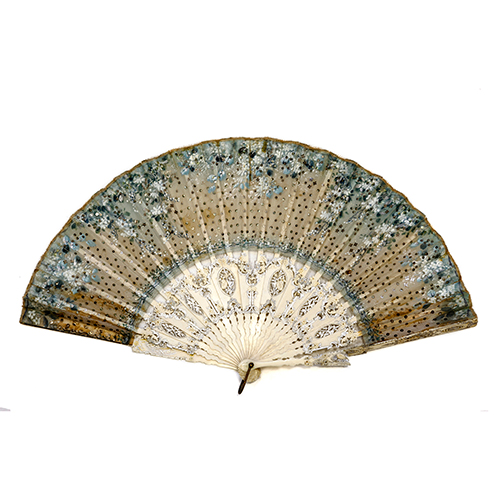 Sub.:37 - Lote: 190 -  Abanico con varillaje de hueso calado y plateado con pa�s de seda pintada con guirnaldas florales y engarces de lentejuelas. Rotura en el padr�n