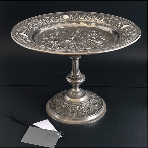 Sub.:37 - Lote: 305 -  Centro en metal plateado y repujado con representaci�n del Juicio de Paris. Apoya sobre pie central.