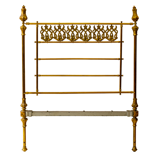 Sub.:37 - Lote: 1316 -  Cabecero en lat�n que presenta un original dise�o y excelente trabajo de cincelado