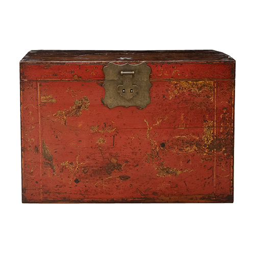 Sub.:37 - Lote: 1320 -  Ba�l chino en madera lacada en rojo con escenas policromadas en dorado y herrajes en bronce.