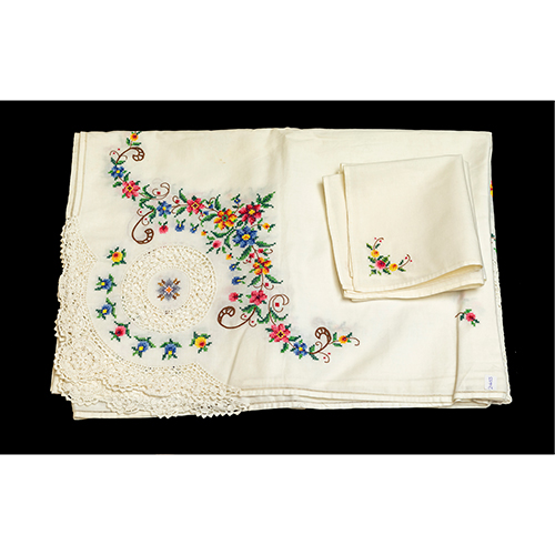 Sub.:37 - Lote: 301 -  Manteler�a de algodon con punto de cruz creando con motivos florales y puntilla