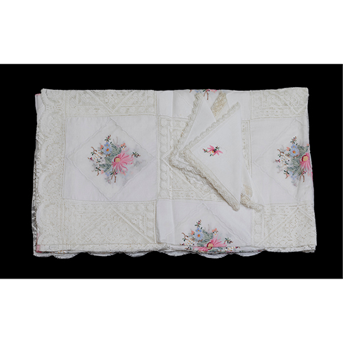 Sub.:37 - Lote: 302 -  Mantel en hilo de algod�n con decoraci�n bordada floral y ganchillos. Con doce servilletas.