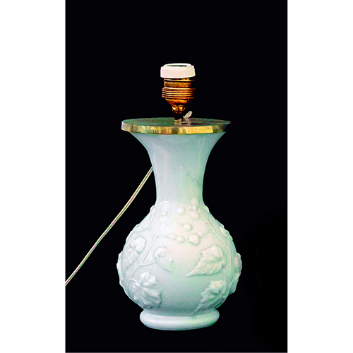 Sub.:37 - Lote: 303 -  Jarr�n en opalina con relieves convertido en l�mpara de sobremesa