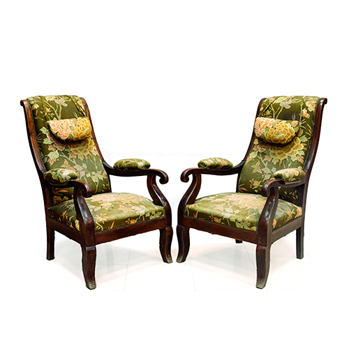 Sub.:37 - Lote: 174 -  Pareja de sillones Voltaire en madera de nogal con tapicer�a floral