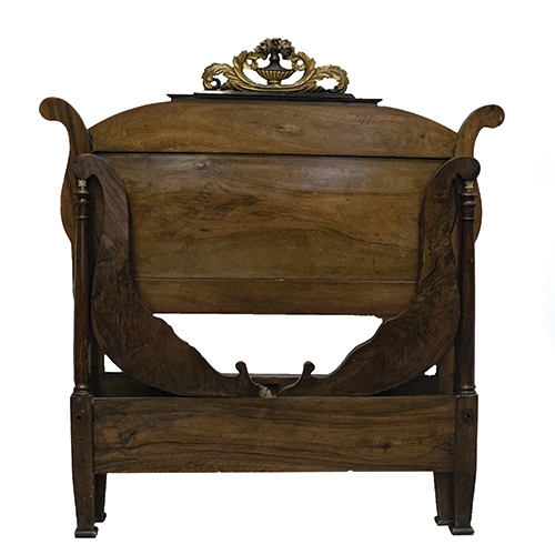 Sub.:37 - Lote: 168 -  Cama compuesta por cabecero y piecero en madera de nogal