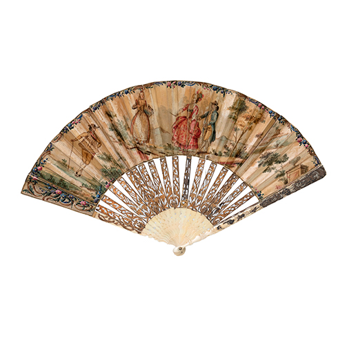 Sub.:37 - Lote: 334 -  Abanico ca. 1760 con varillaje de marfil calado y dorado y pa�s de seda y cabritilla con escenas pintadas al gouache