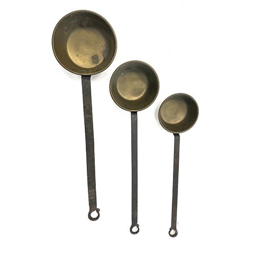 Sub.:37 - Lote: 198A -  Tres cazos en lat�n y hierro