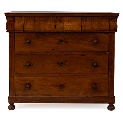 Sub.:37 - Lote: 1310 -  C�moda de tres cajones con tiradores de madera m�s uno simulado en la cornisa