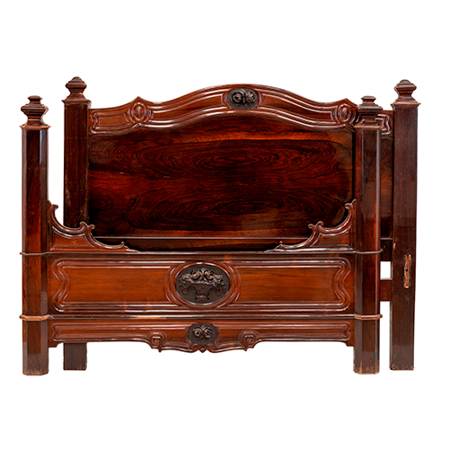 Sub.:37 - Lote: 252 -  Cama de �poca Alfonsina en palisandro tallado