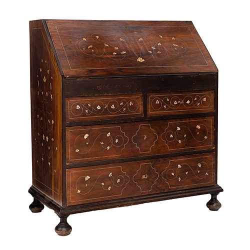 Sub.:37 - Lote: 238 -  Bureau de palosanto con incrustaciones de hueso en el frente y laterales. Interior con compartimentos y dos cajones S. XX