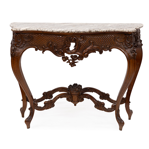Sub.:37 - Lote: 160 -  Consola estilo Luis XV en madera de nogal tallada con cuatro patas Galbe con chambranas unidas en un cest�n tallado.Tapa de m�rmol